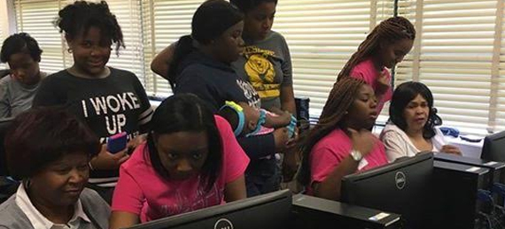 girl_on_computer-570x259 new